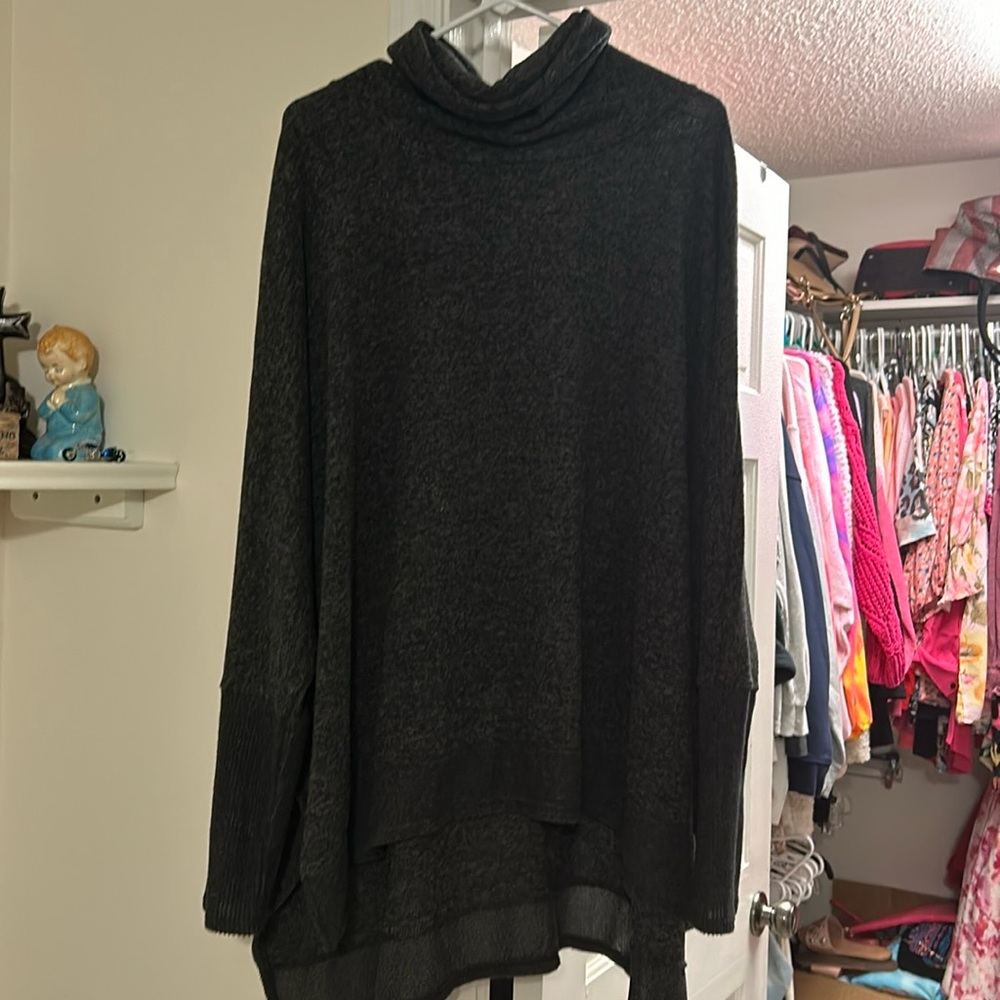 🖤🩶 long sleeve sweater 🖤🩶 - GENTLY USED!!
